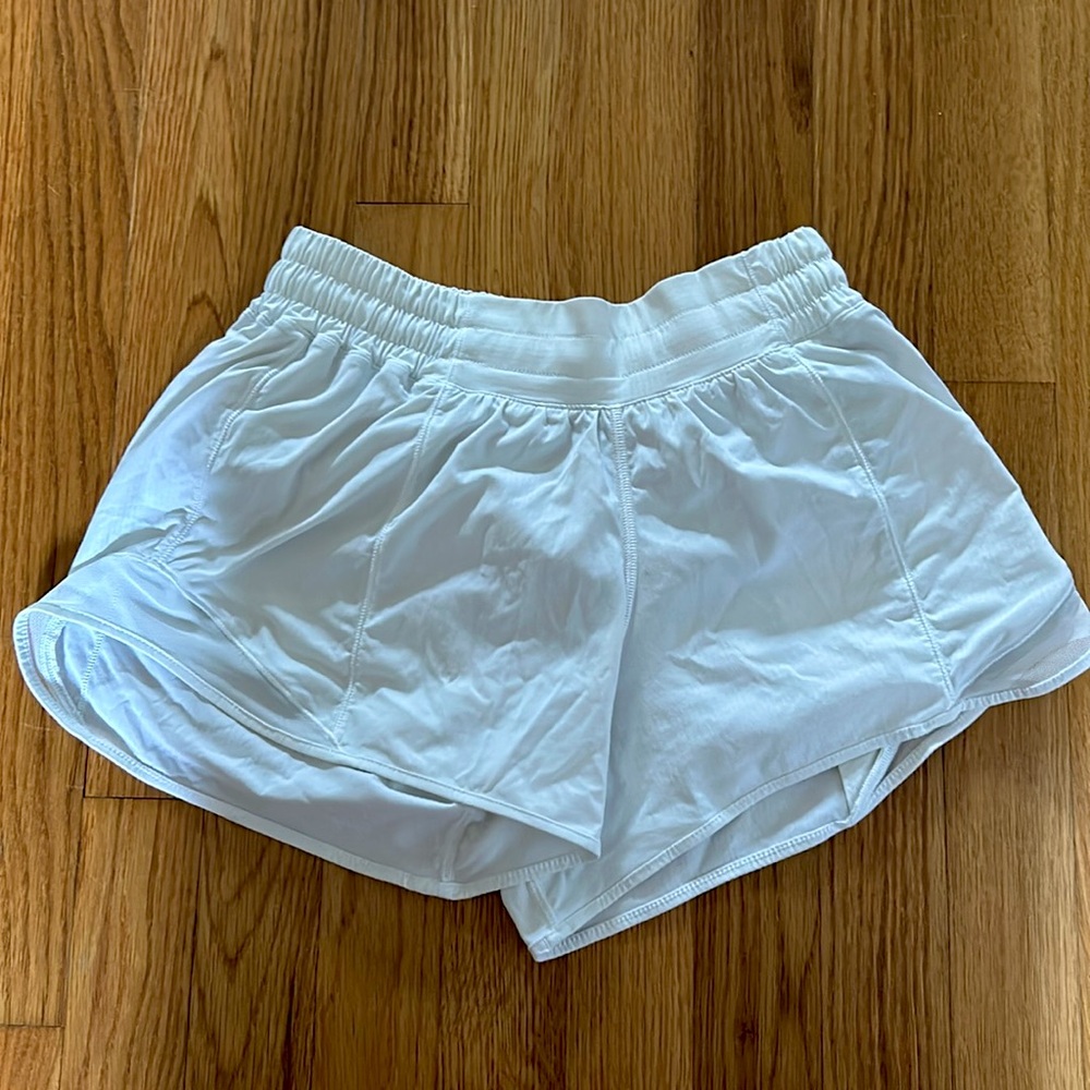 Lululemon Hotty Hot Low Rise Lined Short 4” Size 4. White